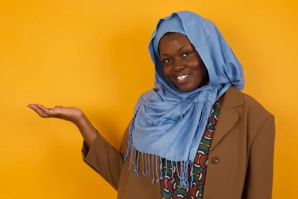 Positiv Freudige Afroamerikanische Muslimin Sagt Wow Wie Aufregend Ist Hat — Stockfoto