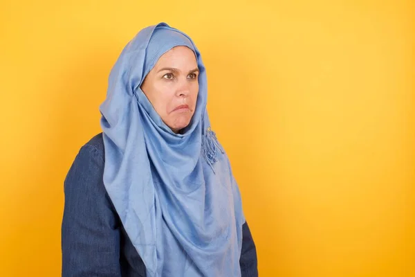 Beautiful Middle Aged Muslim Woman Hijab Snobbish Expression Curving Lips — Stock Photo, Image