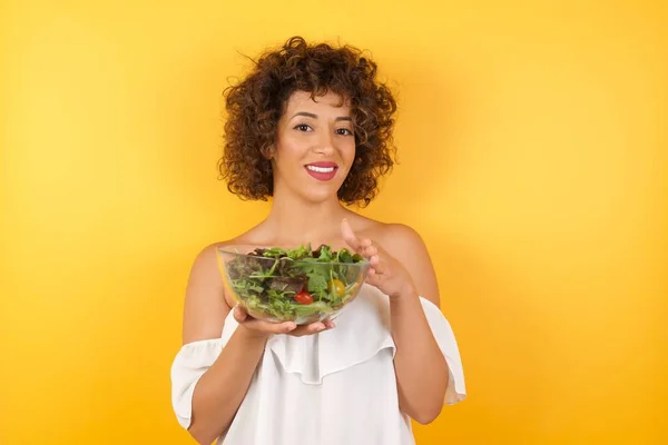 Junge Schöne Frau Mit Einem Salat Lässig Gekleidet Über Isoliertem — Stockfoto