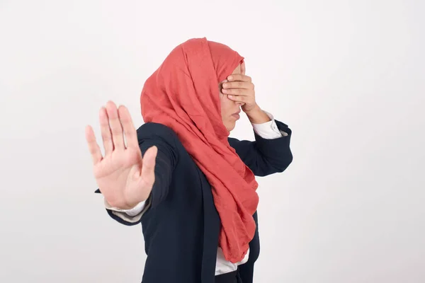 Άνθρωποι Γλώσσα Του Σώματος Όμορφη Μουσουλμάνα Γυναίκα Φοράει Μαύρο Σακάκι — Φωτογραφία Αρχείου