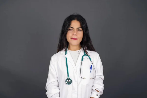 Retrato Horizontal Bella Doctora Mujer Atractiva Alegre Hace Petición Ruega —  Fotos de Stock