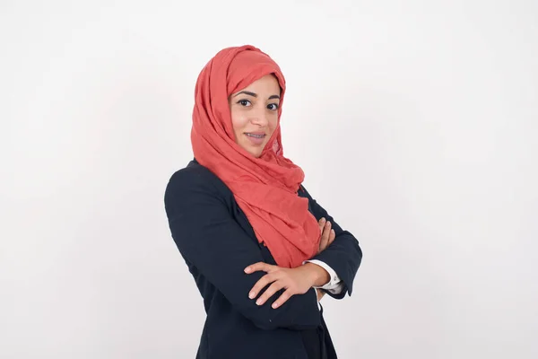 Ziemlich Schöne Muslimische Frau Trägt Schwarzen Blazer Und Hijab Vor — Stockfoto