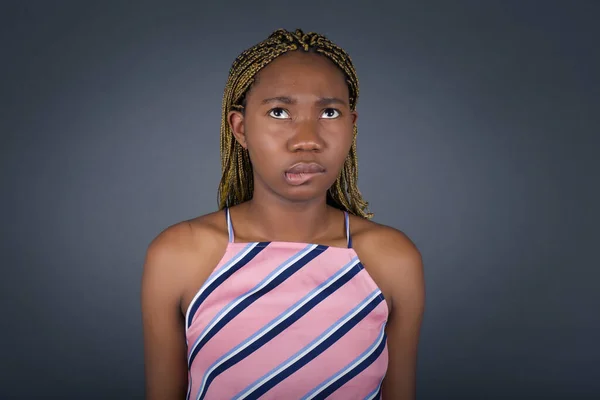 Güzel Genç Afrikalı Amerikalı Bir Kadın Gergin Bir Şekilde Kameraya — Stok fotoğraf