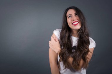 Gri arka planda duran güzel bir kadın.. 