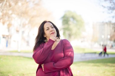 Parkta düşünen orta yaşlı güzel bir Arap kadın.  