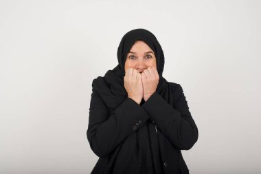 Endişe - siyah tesettürlü güzel bir müslüman kadının kavramsal görüntüsüdür. Ağzını elleriyle kapatır ve içeride dururdu. Bir şeyden ya da birinin çivi yemesinden korkuyor..