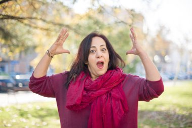 Güzel orta yaşlı Arap kadın parkta şaşırdı.  