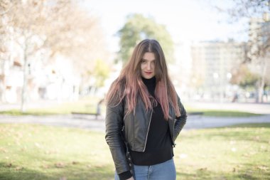 Parkta poz veren güzel bir kadın. 