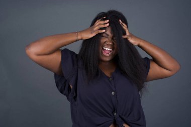 Paniğe kapılmış Afro-Amerikan kadın el ele tutuşup umutsuzluk ve hüsran içinde çığlık atıyordu. Uçağa geç kalıyordu. Gözleri dehşet içindeydi.