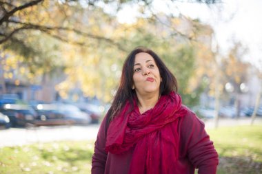 Parkta düşünen orta yaşlı güzel bir Arap kadın.  