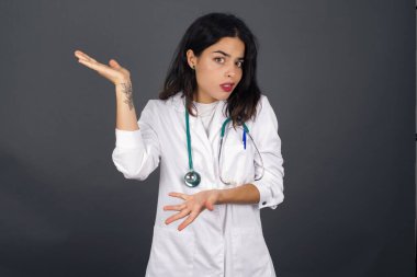 Güzel Avrupalı doktor iki eliyle tuhaf bir şey gösterip 