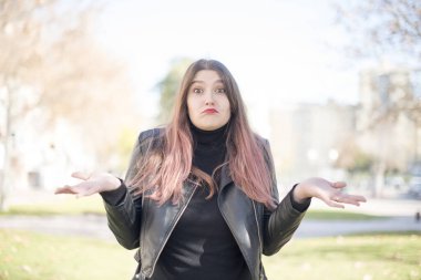 Genç ve güzel bir kadının parkta kafası karışmış.