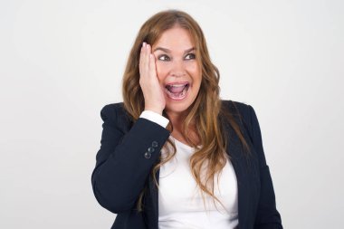 Şaşırdım. Orta yaşlı bir kadın. Yüzüne yan gözle bakıyor. Şaşırmış mutlu kadın heyecandan yana bakıyor.. 