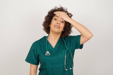 Tüh, ne yaptım ben? Güzel Arap doktor kadın. Tıp üniforması giyiyor. Alnına korku ve pişmanlık ifadesiyle el ele tutuşuyor..