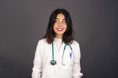 Tüh! Özel görünümlü bir doktor portresi dişlerini sıkar ve kafa karıştırıcı bir şekilde yana bakar. Hatasının farkına varır. Reklamınız veya promosyon geçmişiniz için fotokopi alanına karşı poz verir..