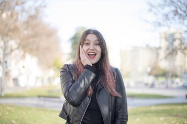 Genç ve güzel bir kadın parkta şaşırdı.