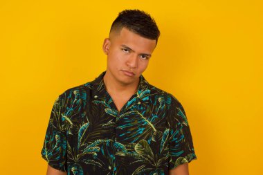 Hüzünlü, sıkkın İspanyol adam kaşlarını çatar, yukarı bakar, elleri aşağıda konuşmaktan rahatsız olur, yorgun hisseder ve gitmek ister.. 