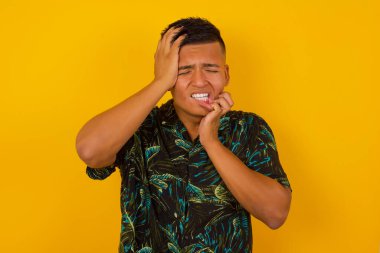 Genç kasvetli İspanyol adam, elleriyle yüzünü gizliyor somurtuyor ve ağlıyor, üzgün ve depresif bir şekilde arkadaşına iş sorunundan yakınıyor. Kız arkadaşı yıldönümünü unutmuş..