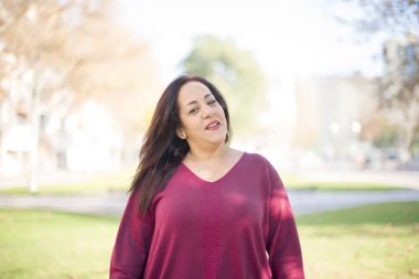 Parktaki orta yaşlı güzel Arap kadın.  