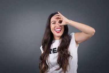 Gri arka planda el kol hareketi yapan güzel kadın..  