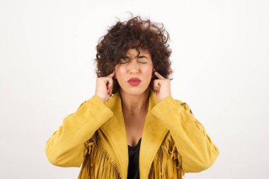 Bu sinir bozucu sesi çıkarmayı kes! Mutsuz genç bir kadının endişeli yüz ifadesi, parmaklarıyla kulaklarını tıkayan, üst katındaki komşularından gelen gürültüden rahatsız olmuş bir portre..