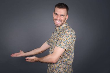 Tecrit edilmiş geçmişi olan yakışıklı beyaz iş adamı gülümseyerek doğal bir şekilde içeri girmeye davet ediyor. Hoş geldin işareti.