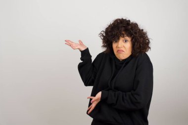 Güzel Avrupalı kız iki eliyle bir şey gösteriyor. Reklam kavramı.