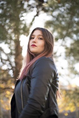 Parkta poz veren güzel bir kız.  