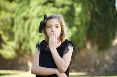 - Evet. Sanırım ben söyledim! Siyah elbiseli şirin bir kızın portresini kapat. Avuç içi açık bir şekilde kameraya bak. Büyük gözlerle..