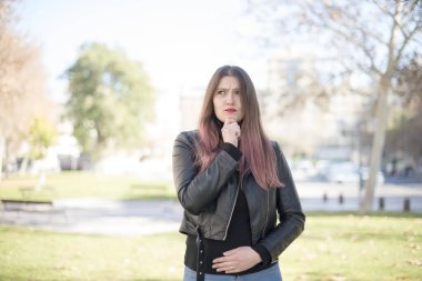 Parkta düşünen genç ve güzel bir kadın. 