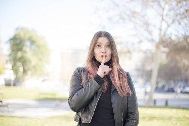 Parkta sessiz hareketlerle genç ve güzel bir kadın.