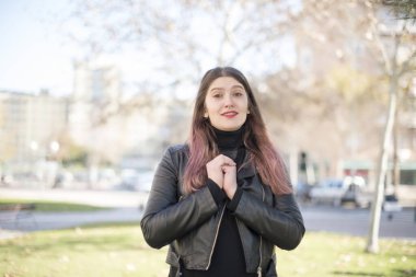 Parkta poz veren güzel bir kadın.