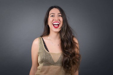 Gri arka planda gülümseyen güzel kadın. 