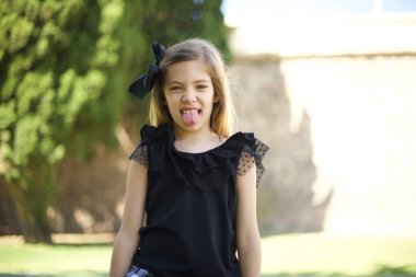 Vücut dili. Tiksinç, stresli, güzel bir kız yüzünü buruşturuyor, bir şeyden tiksindiğini gösteriyor..