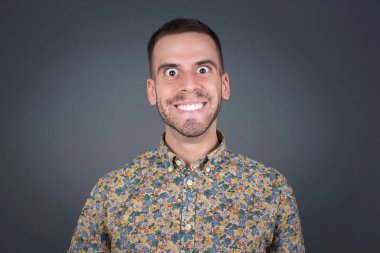 Geniş beyaz gülüşü olan yakışıklı genç adam arkadaşlarıyla tanışacağı için heyecanlanıyor ve güzel bir gün geçirmek için dışarı çıkıyor..