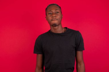 Düşüncelere dalmış, kaşlarını kaldırmış, dudaklarını kıvırmış, şık kıyafetler giymiş, metnin için duvara yaslanmış,.