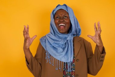 Çığlık, nefret, öfke. Ağlayan duygusal sinirli genç Afrikalı Amerikalı Müslüman kadın çığlık atıyor, insan duyguları kavramı.