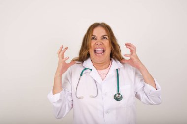 Çığlık, nefret, öfke. Ağlayan duygusal sinirli Kafkasyalı olgun kadın doktor stüdyoda çığlık atıyor.. 