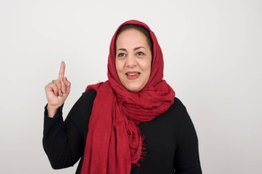 Hoş görünümlü olgun Müslüman kadının yakın portresi zekice bir ifadeye sahiptir, bir parmağını kaldırır, önemli bir şeyi söylemeyi unutmaması gerektiğini hatırlar. Kapalı