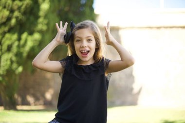 Güzel bir kızın portresi kameraya heyecanla bakar, ellerini başının üstüne kaldırır, beklenmedik bir şey fark eder.