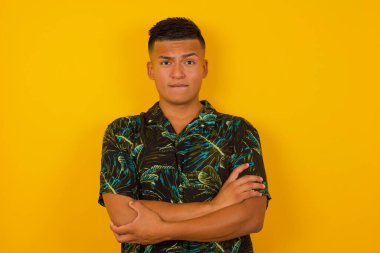 Şık, genç bir İspanyol 'un münzevi portresi. Ağzını ısırıyor. Endişeli ve korkmuş görünüyor..