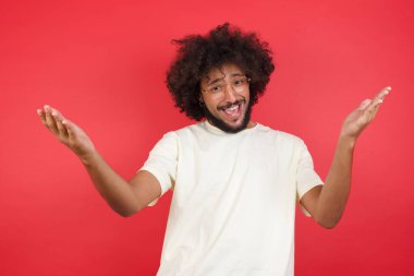 Kızıl duvarda saçları olan genç bir adam.   