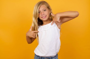 Sarı arka planda kendini gösteren tatlı bir kız. 