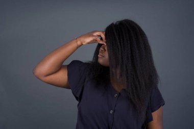 Çok üzgün, çekici, Afro-Amerikalı bir kadın. Burnuna dokunuyor, dışarıda dikiliyor, ağlamak istiyor, stresli bir ilişkisi var, sevgilisiyle anlaşmazlık yaşıyor, işiyle ilgili sorunları var.