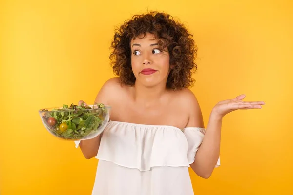 Maybe Yes Doubtful Fashionable Arab Woman Salad Shrugs Shoulders Bewilderment — Stock Photo, Image
