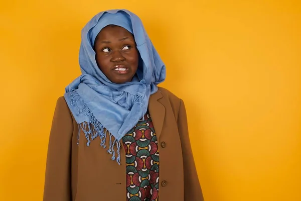 Porträtt Afroamerikansk Muslimsk Kvinna Med Specifikt Utseende Spänner Tänderna Och — Stockfoto