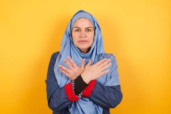 Middle Aged Muslim Woman Hijab Standing Isolated Background Has Rejection — Stock Photo, Image