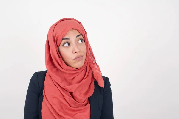 Agradável Olhando Bela Mulher Muçulmana Usa Blazer Preto Hijab Olha — Fotografia de Stock