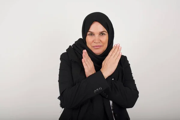 Молодая Красивая Мусульманка Черном Хиджабе Повседневной Одежде Стоящая Изолированном Фоне — стоковое фото