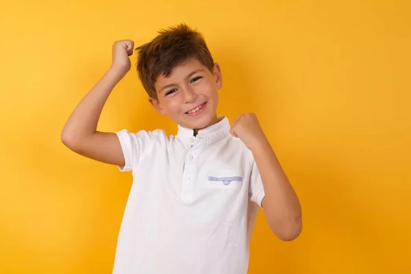 Mignon Garçon Célébrant Contre Jaune Mur — Photo